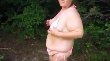 小さなピンクのビキニを着たセクシーでぽっちゃりしたぽっちゃり系彼女の足を大きく広げて岩のように固いペニスのマンコを口の中に入れて彼女の太ったおっぱいに大量射精