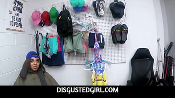 DisgustedGirl - ラティーナの若い女性泥棒 Zerella Skies が店からの盗みを完全に逮捕
