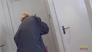 掃除婦は素晴らしいフェラチオをし、仕事中に犯されます