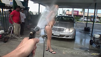 このブロンドは定期的に顧客とセックスするので、洗車場ではすべてがとてもセクシーです