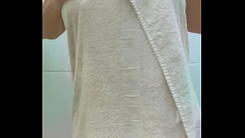 シャワーを浴びた後、アラブ美女が巨乳と毛むくじゃらのマンコでからかうのを見てください