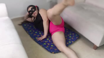 ラティーナの継母は義理の息子の前でエクササイズをし、最後に彼のチンポをしゃぶり、米国ニューヨークで彼の精液を食べる 1 XREDで完全版