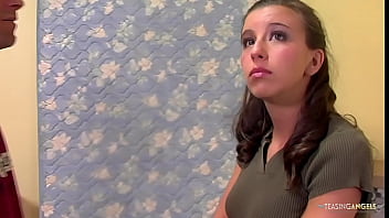 この角質のブルネットは花を必要としませんが、彼女のきついお尻には大きな硬いペニスが必要です