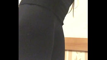 黑髮脫衣服並在陰部分泌物中顯示臟內褲