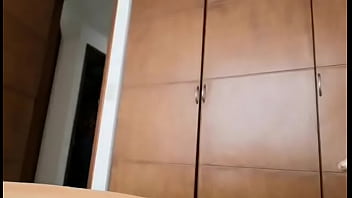 牧师的继女在家里的卧室里给教会的朋友展示她的乳房