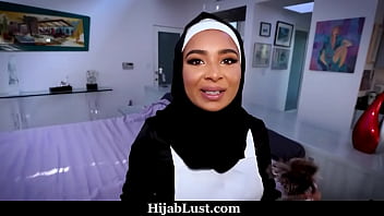 恥ずかしがり屋のヒジャーブの若い女性は、同僚が彼女を助けてくれると信じています - HijabLust