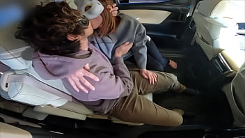 仕事の休憩中に中出しカーセックス