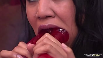 アナルセックスをするとき、ブルネットは二重挿入のために彼女のディルドを持ってくるようにします