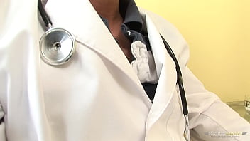 彼女の医者とセックスすることに完全に夢中になっているラティーナは、最終的に彼を吸って