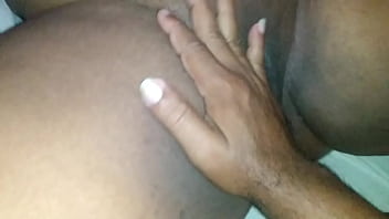 非常においしい猫マッサージでいたずらな妻、娼婦を目覚めさせます。彼女は転がりたくて興奮していた