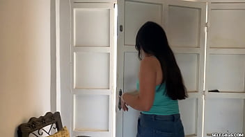 変態ビッチはロープボンデージとボールギャグを望んでいます
