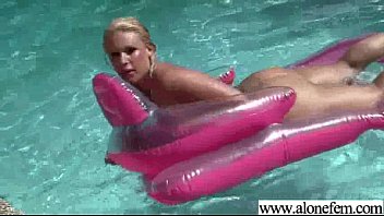 ホットセクシーな女の子は彼女の穴に大人のおもちゃを挿入しますvid-14
