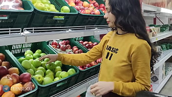 أدعو شخصًا غريبًا رأيته في السوق إلى منزلي ، فهي تقبل الدعوة لكنها تخبرني أن 3 ساعات فقط حتى لا يكتشفها الصديق.