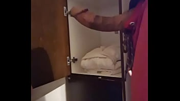 私は完全な経験をするためにスパに行きました、そして私は更衣室で他のクライアントとセックスすることになりました、確かにマッサージ師は彼らが外にいると聞いた