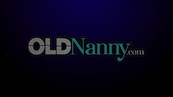 かわいい熟女と巨乳熟女がベッドで一緒に楽しむ