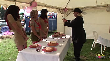 3人の美女と熟女がくちばしの束をしゃぶって乗る