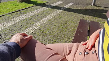 若い吸盤が公園でママをスパイし、彼女は自分自身に触れさせました！