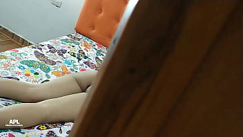 義理の妹がベッドの上で下着姿になっているのを見つけた後、いいフェラをしてくれて、結局その大きなお尻を犯してしまいました。彼女は私を誘惑するのが大好きで、私にチンポで満たしてもらうのが大好きです