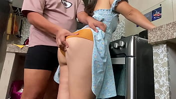 義理の妹を料理し続けて、あなたが持っているあなたの豊かなお尻をしゃぶらせてください、誰も知りません