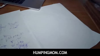 HumpingMom - 入れ墨のある継母は、義理の息子のジョニーが自慰行為をしているのを見つけて、試験勉強に集中できていないことに気づきました。