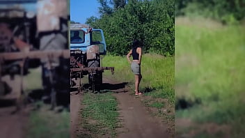 Тракторист чуть не съехал в обрыв когда случайно заметил как идут съемки порно фильма прямо на его плантации с кабачками. Выбрав не по размеру дильдо глубокая пизда трещала пл швам от глобальных размеров.