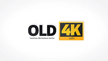 OLD4K.女の子は魅力的な老人が大好きで、彼に突き刺されることに成功しました