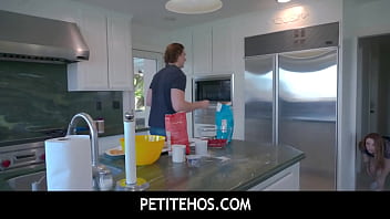 PetiteHos - Счастливый ебарь долбит сладкую киску Мади Коллинз над столом