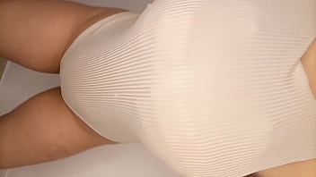 私の性的なファンタジーは、大きなお尻を持つ 2 人の成熟した女性と一緒にいることで満たされます