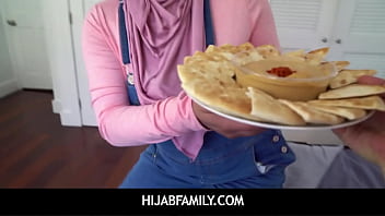 HijabFamily - ヒジャブを着たぽっちゃり娘が大皿で処女を捧げる - POV