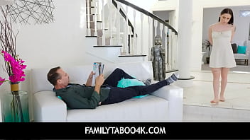 FamilyTaboo4K - 継父が熱い継娘にセックスを教える – ミア・ムーア