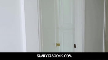 FamilyTaboo4K - ニコール・ナッシュは本当に欲求不満で、義理の兄弟と一緒にシャワーを浴びる