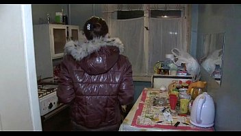 見知らぬ人は彼女の完全な魔法にキスします