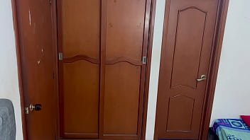 彼女が眠っている間に義理の妹と性交し、彼女に二重に浸透し、酔っ払って到着したことで彼女を罰する