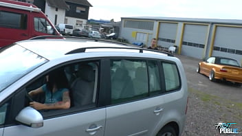 エッチなビッチがセックスで駐車場代を払って口内射精