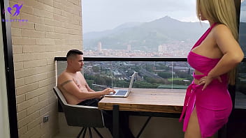 メデリンの町のペントハウスのバルコニーでセックスするコートニー・ラブ