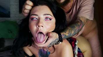用大鸡巴粗暴后入式，最后在身体上以传教士姿势结束，完成了整个女孩