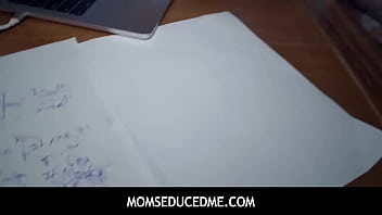 MomSeducedMe - 隔離された巨乳MILF継母リリス・モーニングスターと継息子がコロナウイルスのロックダウンPOV中に性交