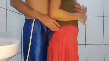 妻の居ぬ間にメイドさんとお風呂場でエッチ三昧！