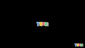 YNGR - 欲求不満のブロンドの若い女性ジュリエット・ミントが太ったチンポをピンクの穴に深く挿入する