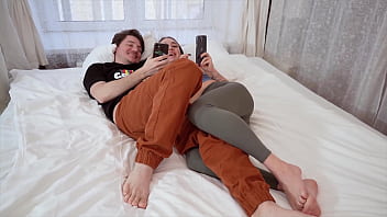 かわいいメアリーは電話を見るのにうんざりしていたので、アナルセックスを始めることにしました。