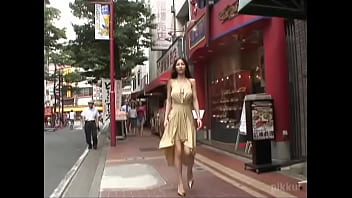 エレベーターの中でスレンダーギャルに指マンして部屋でオナニーさせます