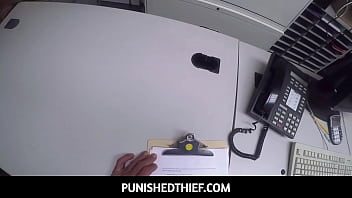 PunishedThief - 流行に敏感な若い女性 (オードリー ロイヤル) が 2 つのコックの間に挟まれる
