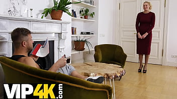 MATURE4K。ストッキング姿の熟女と面接官の見事な 2 人組
