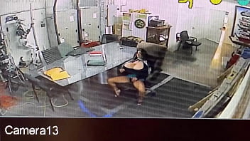 職場のセキュリティ カムで逮捕された巨乳の熟女秘書