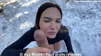 フランスの女の子は雪の中で大きな雄鶏を吸って、すべての精液を飲み込みます - 口内射精