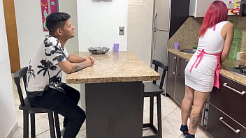 継母と妻が夫と継息子と共有 - 妻は家の娼婦であるため、継息子と父に同時に犯される