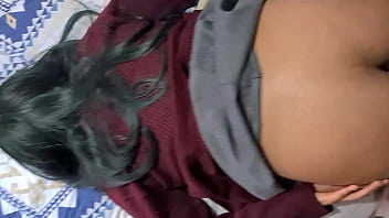 の義理の妹が家に一人でいるのを見つけて、誰も家に帰ってくる前に彼女を。彼女のお尻はとてもタイトだった