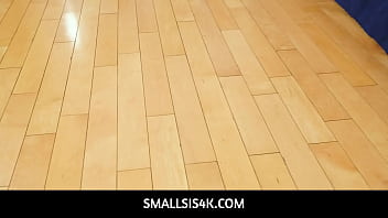 私の義理の妹は、ふっくらとした素敵なおっぱいとタイトなおまんこを持っています-Keely Rose