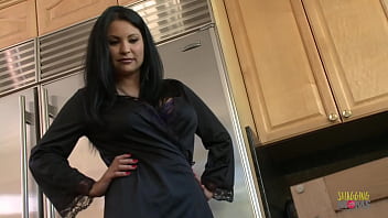 ハンサムな男は彼女の台所の流しを修理した後、ブルネットの主婦をファックします
