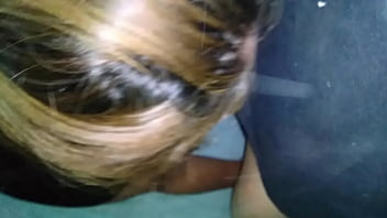 私のガールフレンドのふしだらな女は私を吸い取り、私たちは彼女の豊かな道路ひもで後背位セックスをします